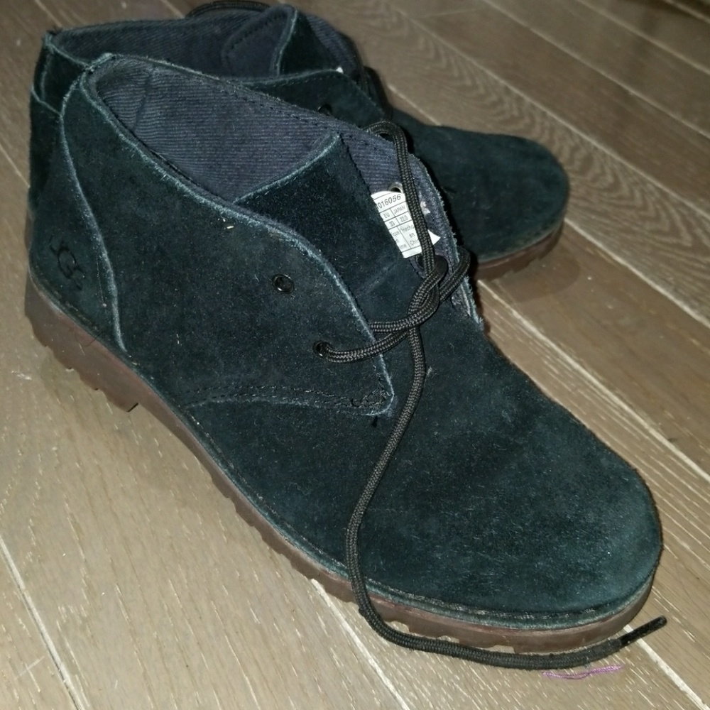Used Black suede ugg chukka shoe
